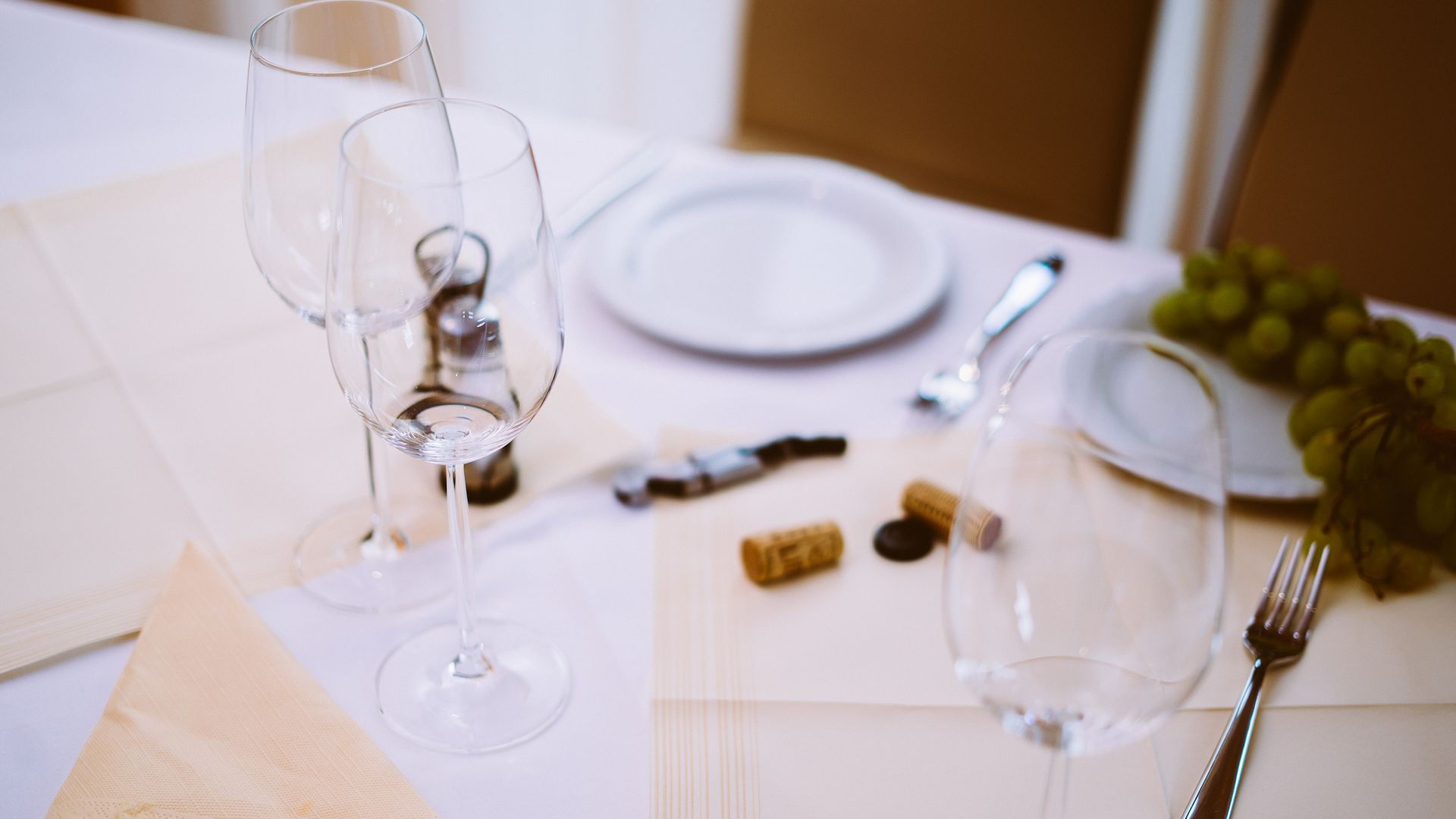 Edle Weingläser auf einem gedeckten Tisch im Ristorante Carmelo