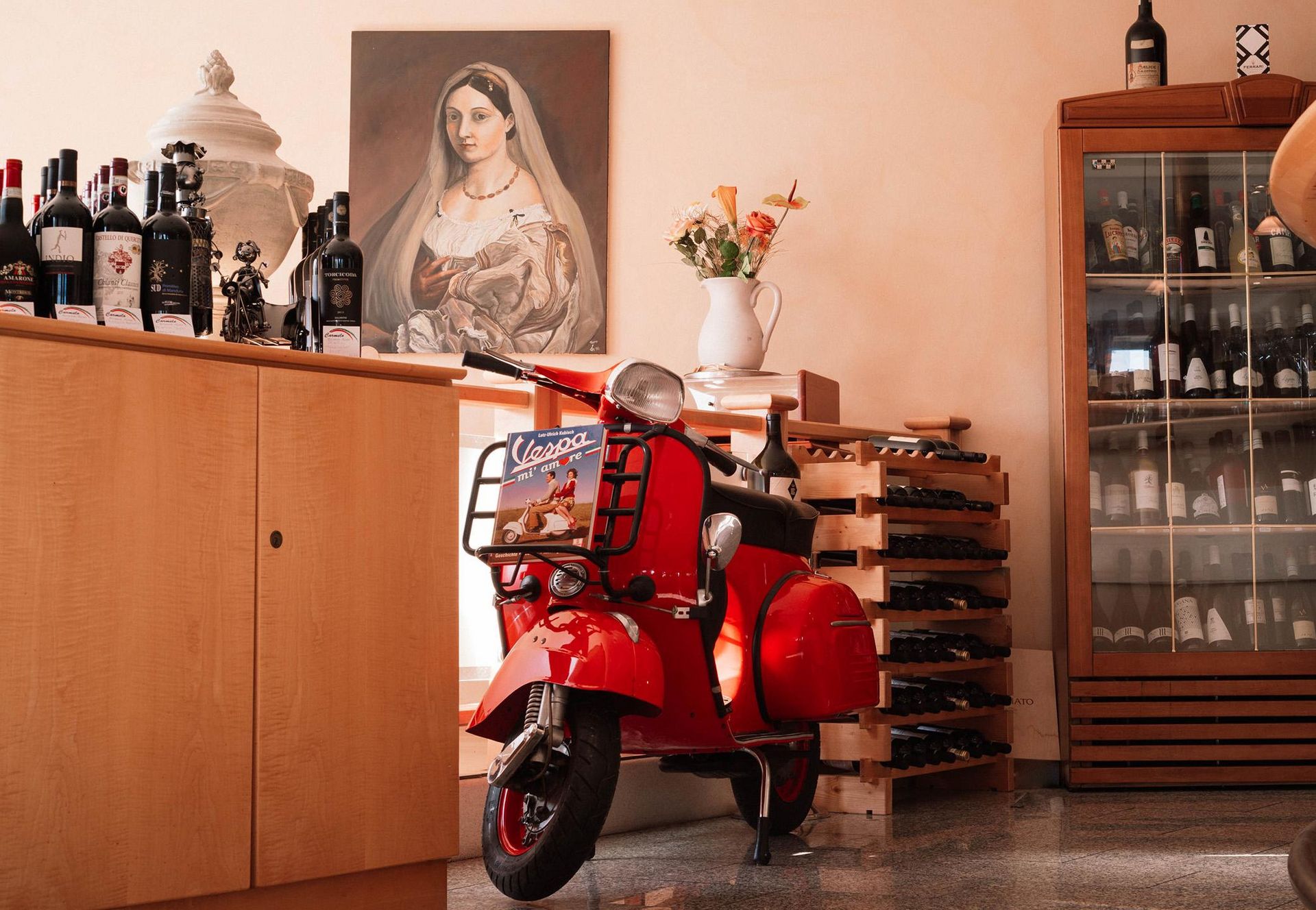 Historische Vespa im Restaurant Carmelo