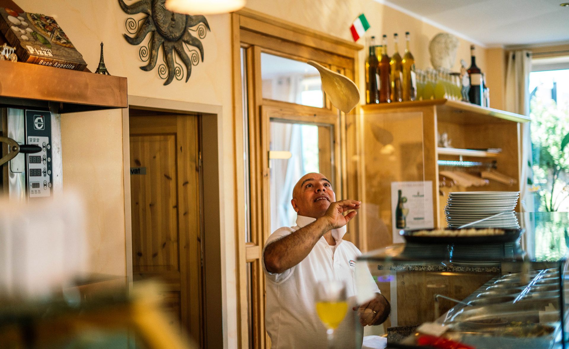 Carmelo bei dem traditionellen Wurf eines Pizzateigs